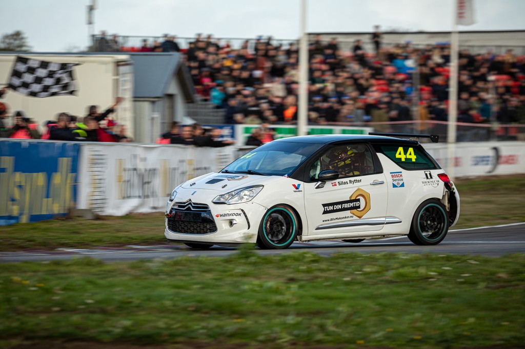 Silas Rytter hentede i finalen en hårdt tilkæmpet første heatsejr i DS3 Cup til sig selv og Touringcar Academy
(Foto: Citroen DS3 Cup / Insight Racing DK / Jan Gripping)